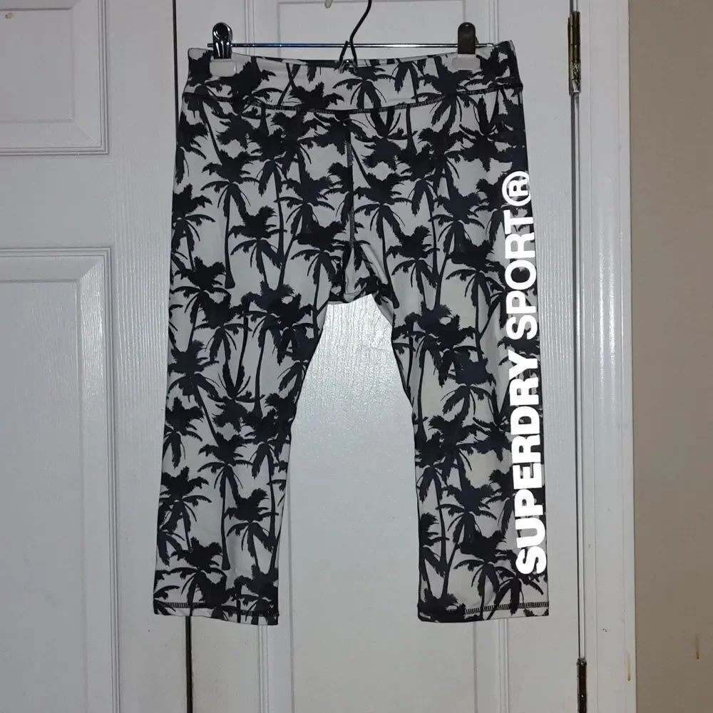 Super Dry Sport super soft palm tree workout athletic cropped leggings  M